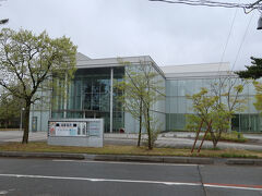 藩校致道博の西側にある近代建築は鶴岡アートフォーラム。小沢明が設計し2006年の竣工し公共建築賞　BCS賞などを受賞した山形を代表する建築物です。建物の外観だけの見学で中のアートは見ていません