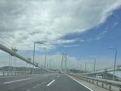 まずは鳴門のうず潮観光に。自宅を出た時には雨でしたが、明石海峡大橋渡る頃には雨も上がりました。