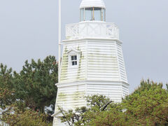 1895年に宮野浦に建てられた現存する最古の六角形の洋式灯台が移設されています