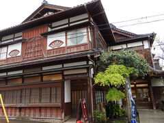 本間家旧本邸の次は明治28年築の旧料亭山王くらぶ。対面につぶれたキャバレーがあり対比が面白い