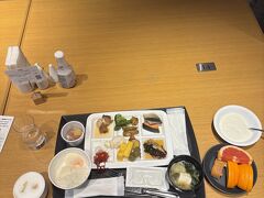 この日も　朝4時起きで　5時に朝食レストランに並びます

集合時間が8時なので　仕方がないのです

個人で行けば　空いてる8時頃に朝食会場へ行くのですが

2日目　海鮮は一切　取ってません　(ToT)

