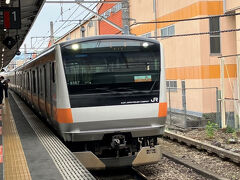 河辺駅。
立川行きの短い編成の電車が来た。