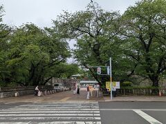 家を出たのが朝５時半
間を置かず雨が降り出して・・・
道中は何度も本格的な雨降り
スピード抑え気味で安全運転を心がけ、中央道をひたすら西進！
岐阜から愛知に入る頃合いになり、やっと雨がやみ始め・・・
ナビ通りに辿り着いた名城公園正門前駐車場に車を停めたのは11時半頃の事