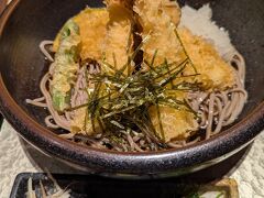 海老天蕎麦

揚げたてサクサクの海老天が美味しく、他の天ぷらも美味！
蕎麦はややしっかり目の茹で具合で美味しかったけど、やや量的には物足りないかも・・・
ごちそうさまでした