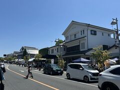 こんな感じで道沿いにお店が出ています。