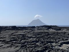 大越から南に下って南原千畳敷公園に来ました。ここもバスではこれないところ。入場ゲートも入場料もなく、広大な溶岩の跡が海と八丈小島を背景に広がります。きれいなトイレがあり。