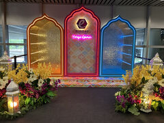 KLIA1までバスで戻る。やっぱり20分くらいかかった。そこから外廊下でつながっているSama Sama Hotelへ。無料バギーもあるけど、運動のため歩いたら、是方とても遠かったので、素直にバギー推奨。