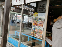 ランチは浜焼きしんちゃんへ。バナナマンのせっかくグルメや出川さんの充電旅の写真が飾ってありました。