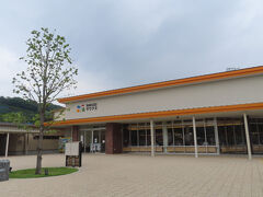 　この日はずっと雨が降っていたので、ドライブも途中での神社参拝もなく、新宮に向けてほぼひた走りました。
　国道42号線 を15㎞ほど南下したところにある道の駅海南サクアスで小休止しました。