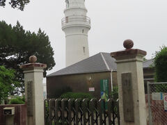 　この後、国道42号線を150㎞近く走って紀伊半島の南端、串本町に入ります。ここまで来たら潮岬灯台は訪れておきたいと思い、県道に入って灯台をめざしました。ところが灯台入口のゲートが閉まっていて、雨が依然激しく降っていることもあって、ここから海を眺めることはあきらめて引き返しました。