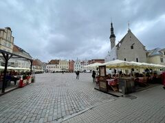 ほどなくして広場に出た。
隣のタウンホールは工事中で足場が組まれている。