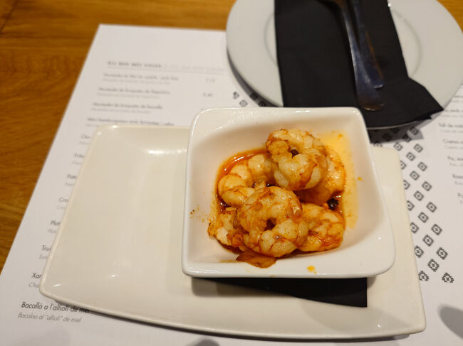 夜になって、またまた飲みに出かけます。<br />お店は、カサミラ近くのタパスバーVinitus<br /><br />写真は（たぶん）エビアヒージョ