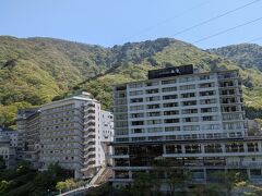 朝、ホテルの部屋からの風景。見える場所はしっかりと営業中のホテルばかりに見えるが、駅近だからなのかな。
ちなみに宿泊した大江戸温泉物語Premium鬼怒川観光ホテルの和洋室10畳タイプは、二人で使用するには和室部分広すぎた。使った部分少なすぎ。
チェックアウトはルームキーに付いたICチップにてセルフ精算後キー返却。
正直可もなく不可もなくな感想…Premiumラウンジは良かった。