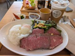鬼怒川駅まで戻り、昼食。
すっかり金谷贔屓になっているので、ここでも金谷。
駅前の金谷菓子本舗のカフェで、ローストビーフプレートとホットドッグサルサソースを注文。
合わせてクラフトビール二種。
金谷ホテルグループありがとう、あなたがたのおかげで日光がとても好きになりました。