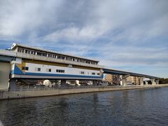 横浜シーサイドライン野島公園駅。
八景島と同様に野島内は通らず、野島公園駅は野島運河の対岸の洲崎町に所在します。
シーサイドラインへは乗車せずに歩道を通って海の公園へ進みましょう。
先月の週末、金沢八景駅で発生した、車内で怪しい液体を撒いたり、非常停止した車両に駆けつけた駅員に液体を噴霧したとされる自称某国からの留学生の暴行で4時間ほど運休した一件は、その後はほとんど報道されてないようですが、いったい何事だったのでしょう。多大なエネルギーを費やして広報されるほどの価値が無い事情か伏せた方が得策なのかもしれませんが、公益のため問題点と対策をしっかり追究していただきたいものです。