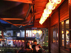 「九戸茶語」に来ました。2階のテラス席に座れました♪

夜になって気温が下がるだろうと、一応、7分袖のチュニックに着替えてきましたが、斜面の下から吹き上げる風が少し肌寒いくらい。