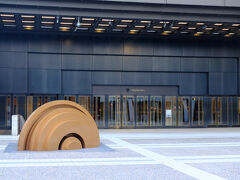 こちらがサントリーホール。現在17:05、開場までまだ40分もあります。