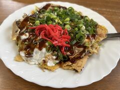 食べたかった『かきおこ』です。見た目は普通のお好み焼きのようですが・・・