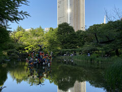 駅前にある日比谷公園を歩きます。こちらは雲形池。いつもと何か違うような…。