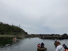 私たちは5人家族なので、3:2に分かれて2つのたらい舟で出発。

昨日の夜、一番長いコースを予約。