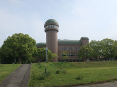 広場にある水の館では地場産品の直売所とレストランがありますが､まだオープン前