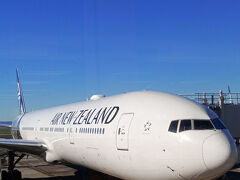 出発が35分遅れたせいもあり、少し遅れて無事 オークランドの空港に到着した。