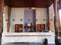 宿泊したフォーポイント シェラトンのフロントデスクです。ジンバランエリアの入り口近くの場所にある。マリオット系で一番安いホテル。