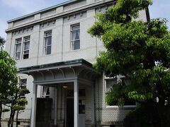 なんとか、ギリギリの電池で何枚か撮ってみた

これが、豊田佐助さんの邸宅。TOYOTA自動車の

創始者、佐竹佐吉さんの実の弟さんです。

すごいー。さすが名古屋！

しかもね無料公開なんですよね～

