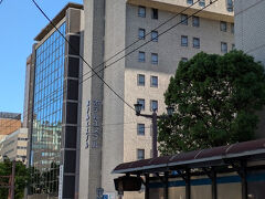 路面電車の駅からすぐです。