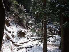 僧正ガ谷不動堂近くにひっそりと佇む義経堂。(写真奥)
奥州で亡くなった義経の御霊を遮那王尊として祀っています。