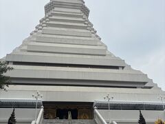 本堂を見学後、5階建ての大仏塔へ

２から４階は仏像などの展示があり、
５階がお目当ての天井画です。