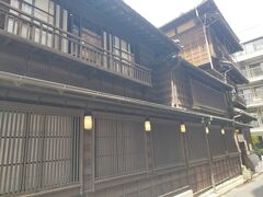 近くには三階建の渋いお食事処
はん亭