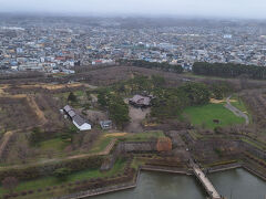 五稜郭タワーからの眺め。
残念ながら、桜の木がまだつぼみ状態で、地味な景色となってしまいました。