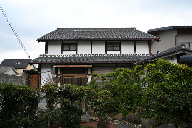 玄関先に竹の植え込みのある町家です。