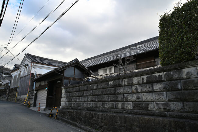 石積の塀をめぐらせた町家です。