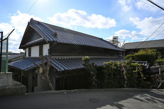 主屋には、黒漆喰を塗籠めた瓜型の虫籠窓が開けられています。<br />では、恩智神社の参道へ戻ります。<br />