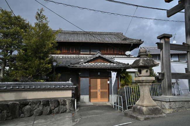 こちらは、恩智神社参道の鳥居の前に建つ町家です。