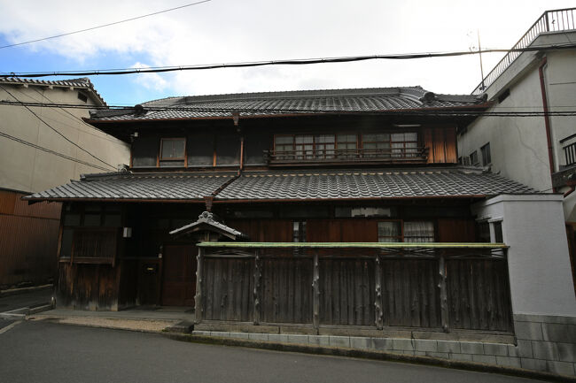 こちらの町家は、あえて枝の切り落とし跡が残る丸太を柱に使った板塀がめぐらされています。