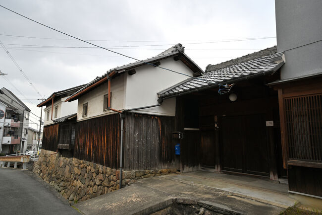 くぐり戸付きの門を構えた町家です。