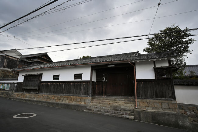 立派な長屋門を構えたお屋敷です。