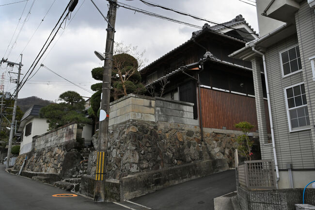 玄関まで自然石の石段が続く町家です。
