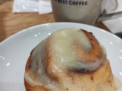 その後レンタカーを長崎駅で返却し、新幹線の時間まで駅のシアトルズベストコーヒーでおやつタイム。シナモンロールおいしい。
