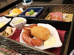 朝食です。
会場は夜と一緒。
お隣のテーブルが外国人のカップルで、こんな山の中まで外国人が来るようになったんだなあと妙に感心。