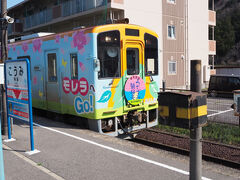 神海(こうみ)駅。
情報量の多いラッピング列車とすれ違い。