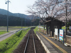 旅立ちが似合いそうな高科駅。