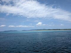 小浜島が見えてきました。
所要時間は40分ほどです。
小浜島に到着するとホテルのバスとスタッフが待っていてくれます。
ホテルに到着すると担当の方がお出迎え、すぐにお部屋でチェックイン出来ました。