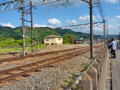 改札内にまだ入ってなかったので駅を素通りして小走りで線路脇へ。
SL待ちっぽい人が何人もいるから出発する所が見れるのかな？