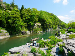 岩畳と川下りの舟。
長瀞って感じの風景。