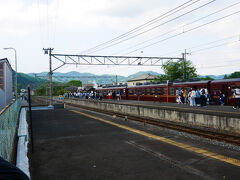 そろそろ帰ろかなぁと駅に来たら何やらホームに人だかりが。
ちょうどSLが到着して、みなさん写真を撮ってるようです。