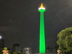 明けて翌日、本日はインドネシアからマレーシアへ移動します。

まずはホステルから空港行きのバス乗り場がある、ガンビール駅まで歩いて行きます。

ライトアップされたモナスは綺麗ですなぁ。